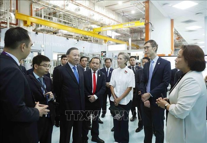 Tổng Bí thư, Chủ tịch nước Tô Lâm thăm Nhà máy mẫu cho công nghệ sản xuất tiên tiến. Ảnh: Thống Nhất/TTXVN