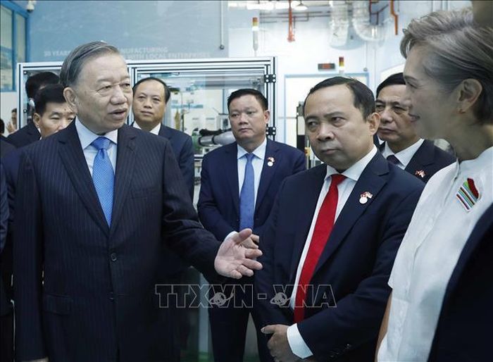 Tổng Bí thư, Chủ tịch nước Tô Lâm thăm Nhà máy mẫu cho công nghệ sản xuất tiên tiến của Singapore. Ảnh: Thống Nhất/TTXVN