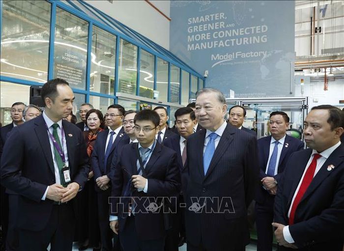 Tổng Bí thư, Chủ tịch nước Tô Lâm thăm Nhà máy mẫu cho công nghệ sản xuất tiên tiến của Singapore. Ảnh: Thống Nhất/TTXVN
