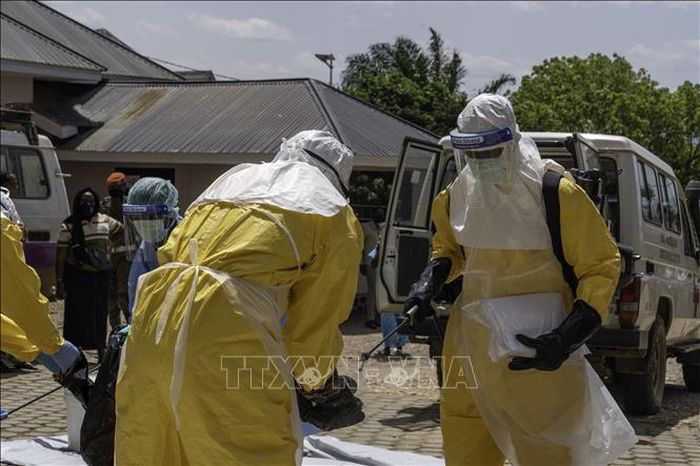 Nhân viên y tế tiến hành khử trùng tại Bunia, thủ phủ tỉnh Ituri, CHDC Congo khi dịch Ebola bùng phát và lây lan nhanh, ngày 25/5/2026. Ảnh: THX/TTXVN
