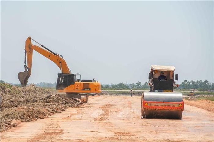 Trong những ngày nắng nóng, Công ty Cổ phần 484 bố trí hơn 50 công nhân thi công Dự án đường Xô Viết Nghệ Tĩnh kéo dài về phía Đông.
