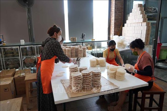 Công nhân làm việc tại cơ sở sản xuất sản phẩm OCOP Lê Phương (xã Thạch Hà).