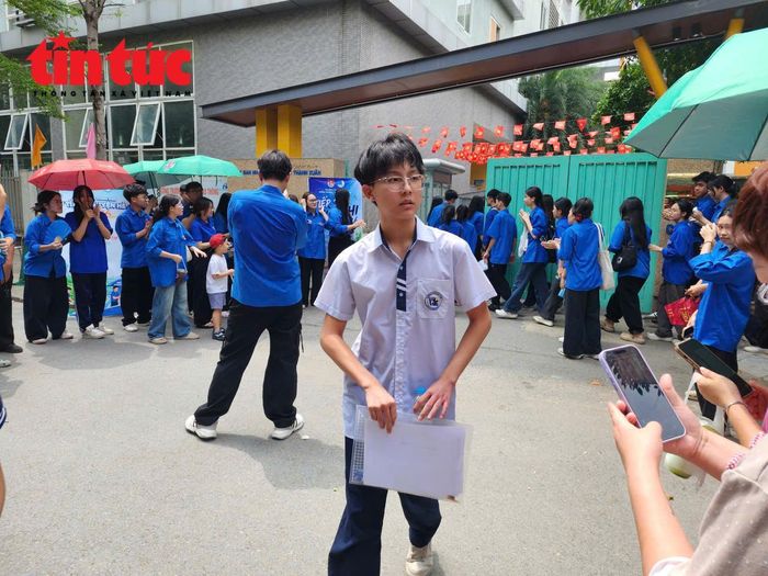 Thí sinh rời khỏi điểm thi THCS Thanh Xuân Trung.