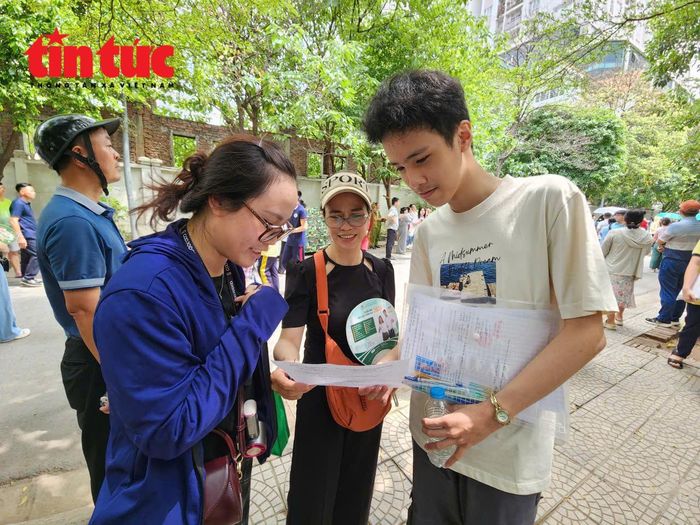 Tại điểm thi Trường THCS Thanh Xuân Trung, thí sinh Hà Đức Anh, học sinh Trường THCS Khương Đình trao đổi với người thân về đề thi môn Ngữ văn.