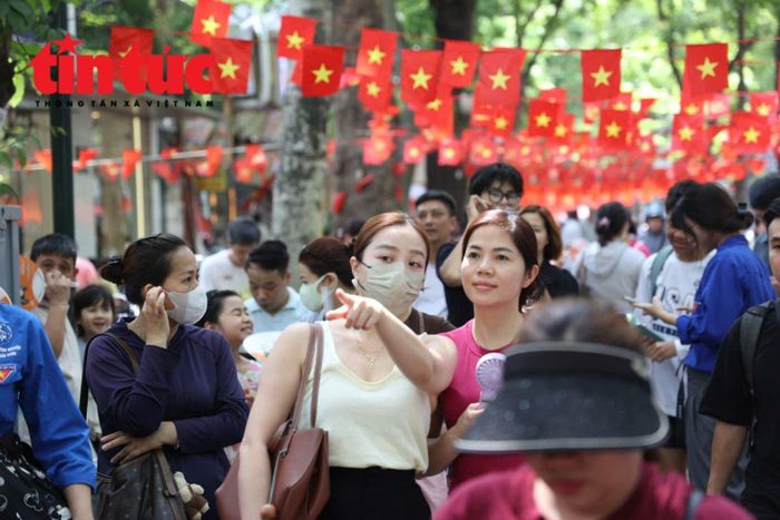 Trước đó, rất đông các phụ huynh đóng ngóng con tại điểm thi Trường THPT Phan Đình Phùng.