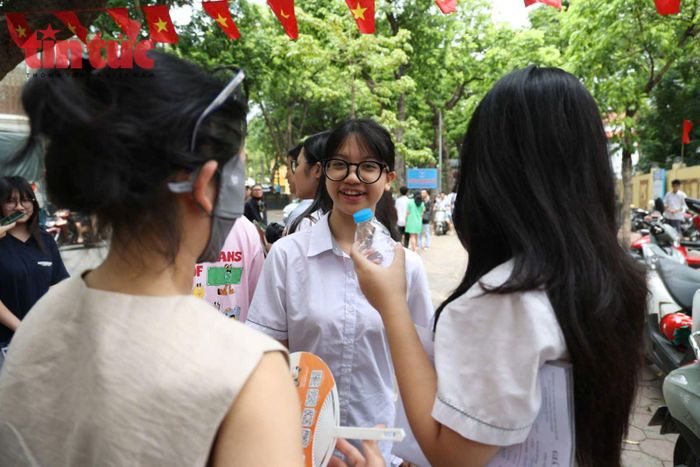 Một số em cho biết đề thi khá vừa sức.
