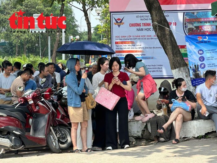 Những phụ huynh đợi con ở điểm thi Trường THPT Trung Văn.