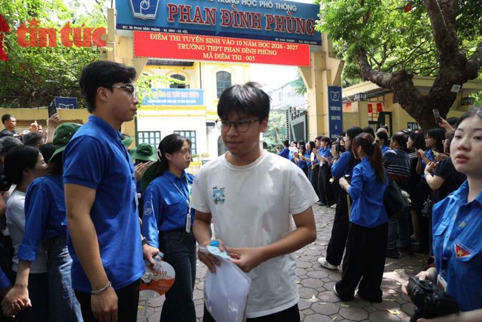 Thí sinh rời khỏi điểm thi THPT Phan Đình Phùng.