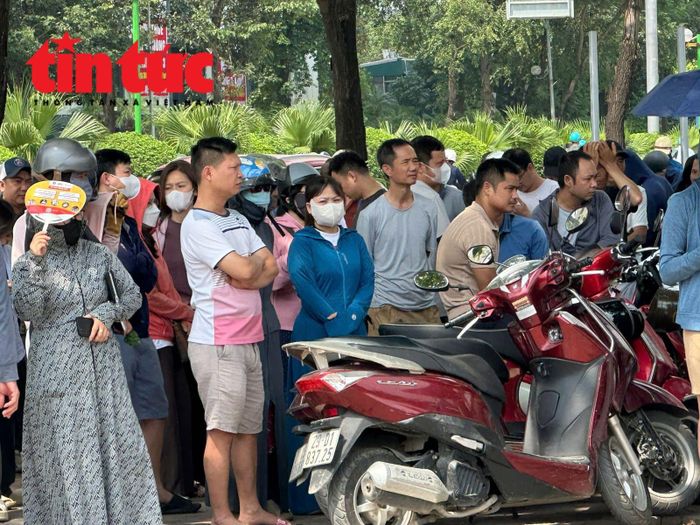 Video phụ huynh ngóng con rời khỏi điểm thi: