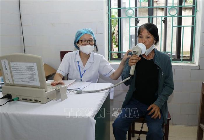 Người dân tới khám sức khỏe tại xã Phú Long, tỉnh Ninh Bình.