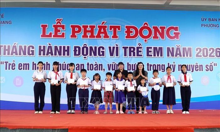 Lãnh đạo phường Rạch Giá trao học bổng cho các em học sinh vượt khó học tốt.
