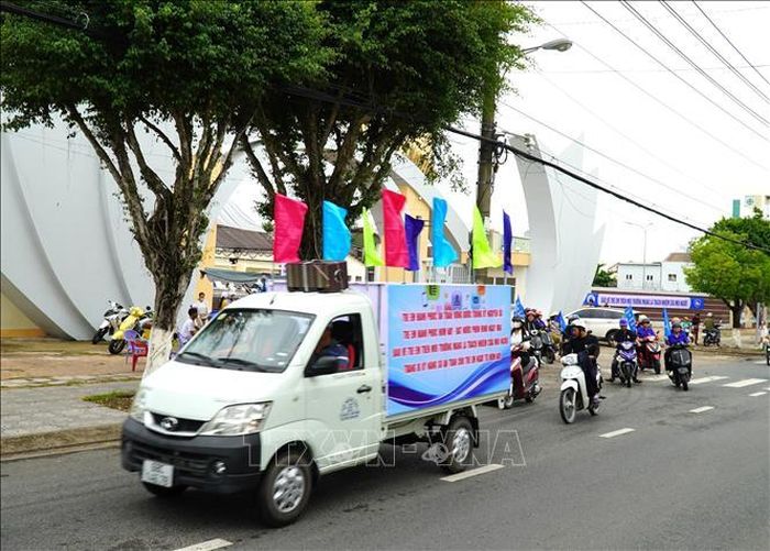 Sau lễ phát động, các lực lượng tham gia diễu hành tuyên truyền về Tháng hành động vì trẻ em năm 2026.