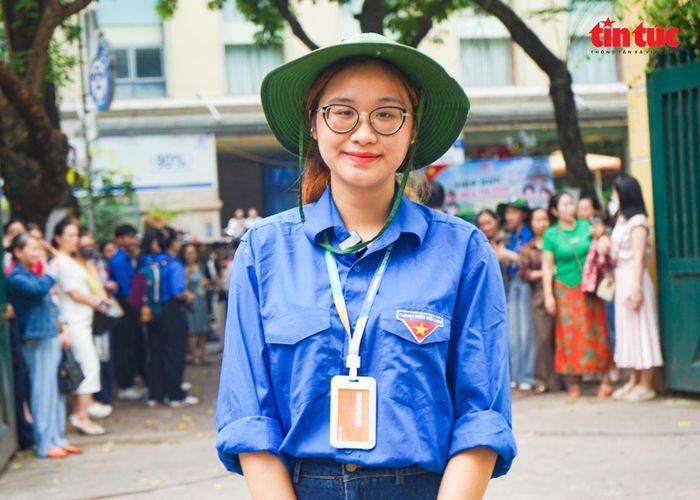Bạn Phương Nhi, tình nguyện viên tại THPT Phan Đình Phùng.