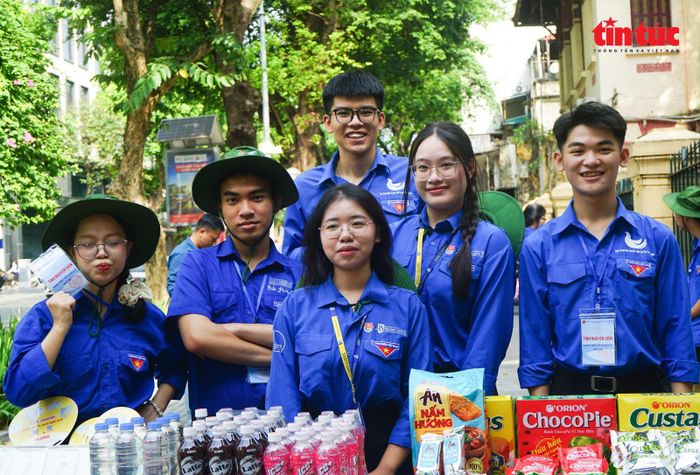 Các tình nguyện viên chụp ảnh kỉ niệm tại điểm thi trường Trường THPT Trần Phú - Hoàn Kiếm.
