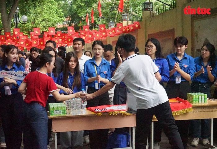 Đội hình Tiếp sức mùa thi túc trực xuyên suốt buổi thi.