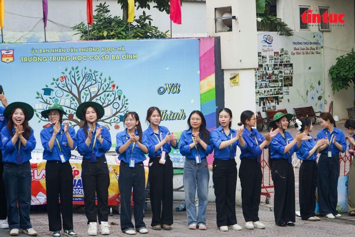 Các tình nguyện viên động viên tinh thần các sĩ tử tại điểm trường THCS Ba Đình.