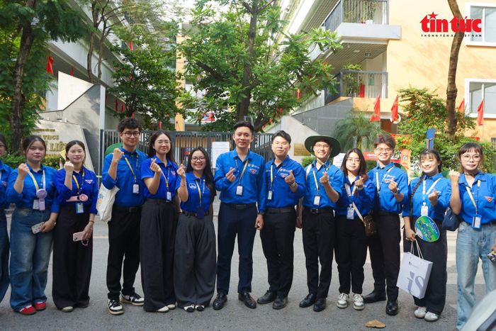 "Màu áo xanh" góp phần tạo nên một mùa thi an toàn, thân thiện.