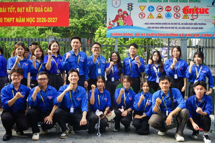 Các tình nguyện viên, đoàn viên, thanh niên tại Trường Quốc tế - Đại học Quốc gia Hà Nội quyết tâm thực hiện tốt công tác hỗ trợ tuyển sinh vào 10 tại Hà Nội.