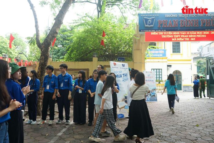 Tình nguyện viên có mặt từ sáng sớm để hỗ trợ thí sinh tại điểm thi.