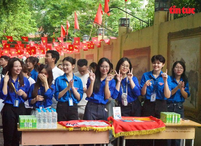 Màu áo xanh đồng hành cùng sĩ tử trong kỳ thi vào lớp 10.