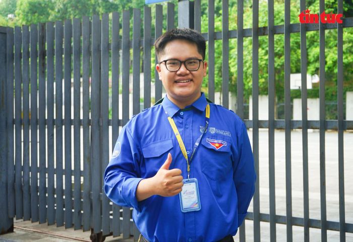 Bạn Gia Bách, Đội trưởng đội Tiếp sức mùa thi tại điểm trường THCS Chu Văn An.