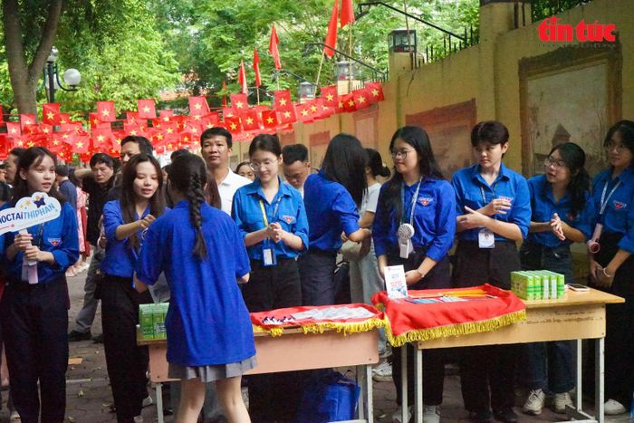 Những chai nước mát được trao tận tay thí sinh.