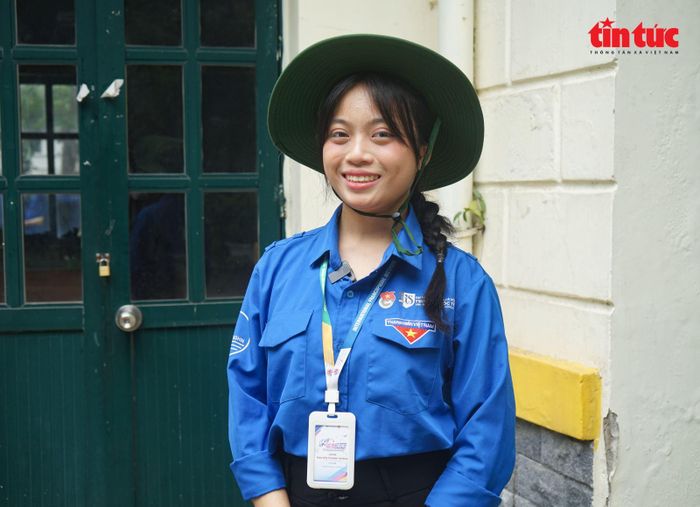 Bạn Mai Hương, tình nguyện viên tại THPT Phan Đình Phùng.