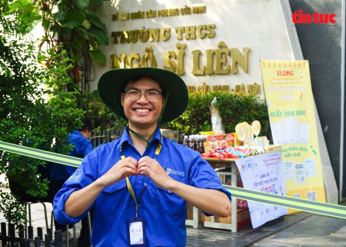 Bạn Đức Hoàng, tình nguyện viên tại điểm thi Trường THCS Ngô Sĩ Liên, phường Cửa Nam.