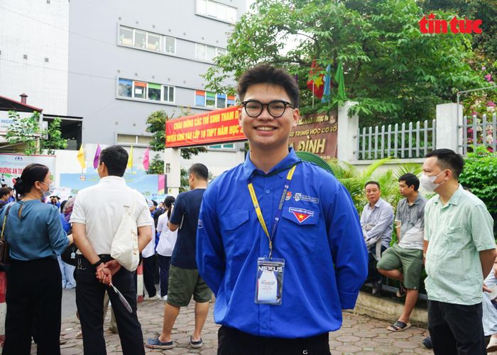Bạn Duy Anh, Đội phó Đội Tiếp sức mùa thi tại trường THCS Ba Đình.