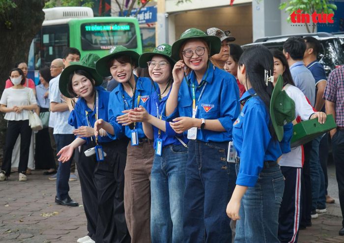 Nụ cười tiếp thêm sự tự tin cho các sĩ tử.