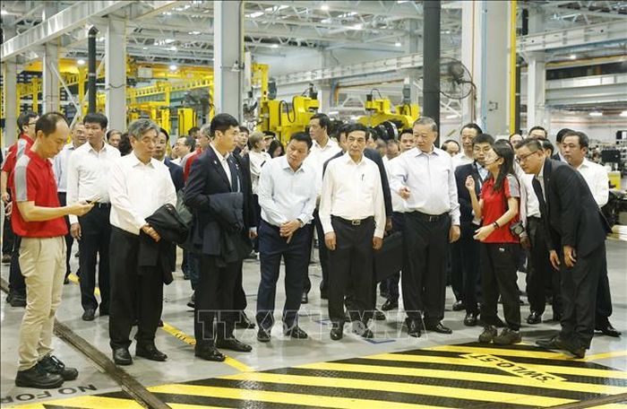 Tổng Bí thư, Chủ tịch nước Tô Lâm thăm Trung tâm Thử nghiệm đường sắt Singapore. Ảnh: Thống Nhất/TTXVN