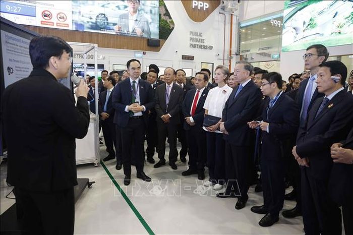 Tổng Bí thư, Chủ tịch nước Tô Lâm thăm Nhà máy mẫu cho công nghệ sản xuất tiên tiến của Singapore. Ảnh: Thống Nhất/TTXVN