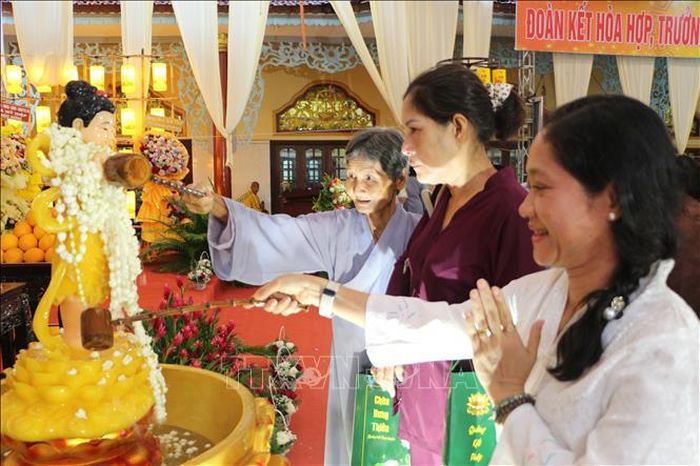 Phật tử tham gia thực hiện nghi thức tắm Phật.