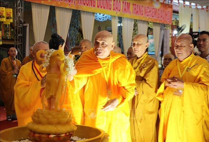 Chư tôn đức Giáo hội thực hiện nghi thức tắm Phật.