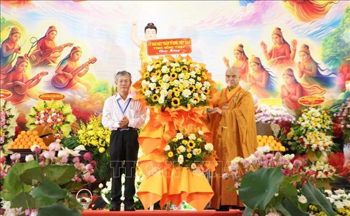 Đại diện Ủy ban MTTQ Việt Nam tỉnh tặng lẵng hoa đến Giáo hội Phật giáo Việt Nam tỉnh.