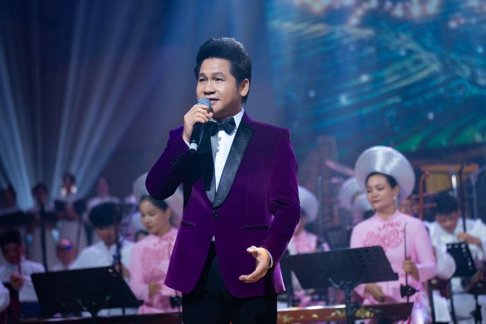 Ca sĩ Trọng Tấn biểu diễn tại chương trình.