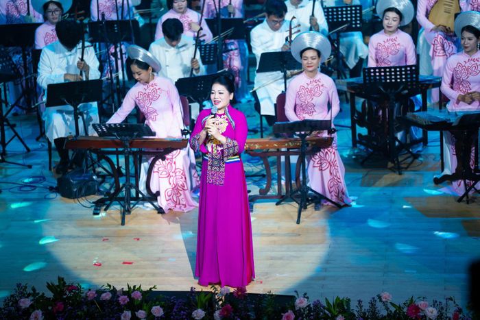 Nghệ sĩ Anh Thơ biểu diễn tại đêm nhạc.