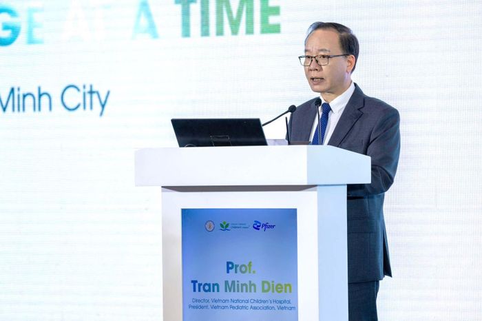 GS.TS.BS Trần Minh Điển, Giám đốc Bệnh viện Nhi Trung ương, Chủ tịch Hội Nhi khoa Việt Nam chia sẻ tại hội thảo. Ảnh: BTC
