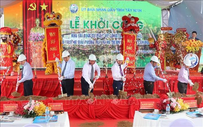 Các đại biểu thực hiện nghi thức khởi công dự án.