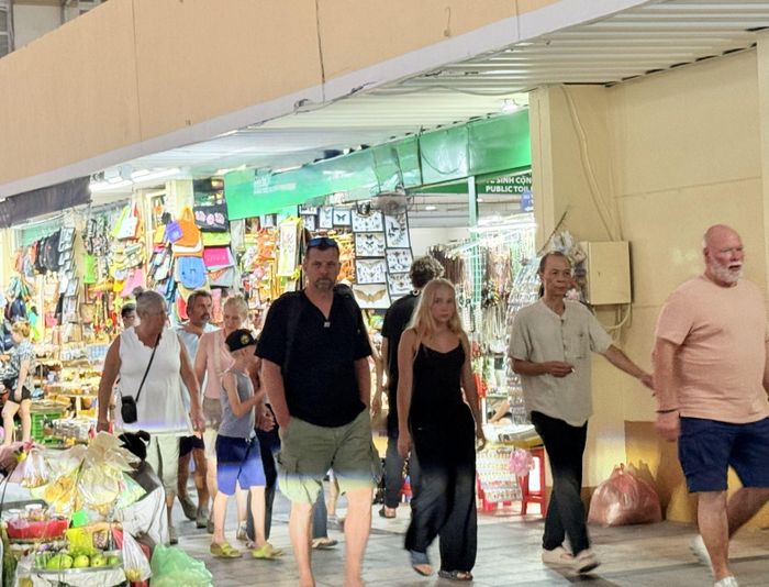 Khách quốc tế tham quan, mua sắm tại chợ Bến Thành.