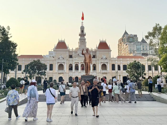Du khách nước ngoài tham quan tại phố đi bộ Nguyễn Huệ.