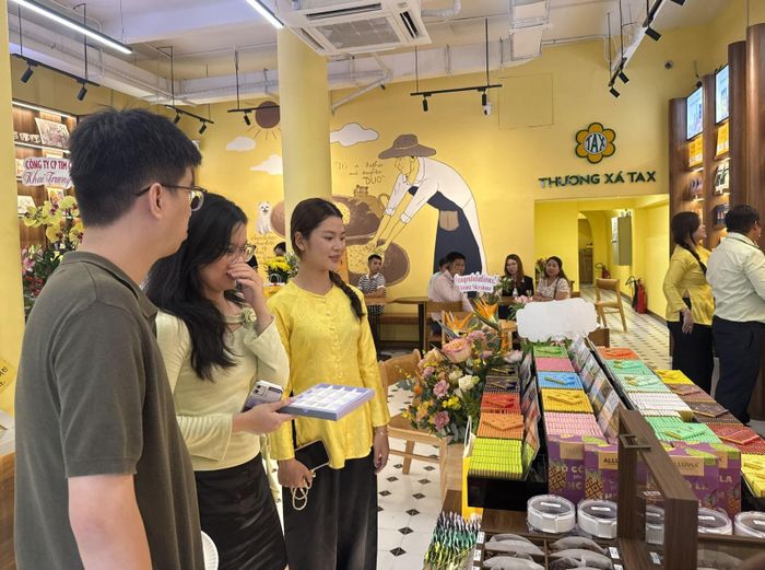 Du khách chọn mua quà tặng sẽ quan tâm đến chất lượng sản phẩm, mẫu mã bắt mắt và có các câu chuyện ở phía sau.