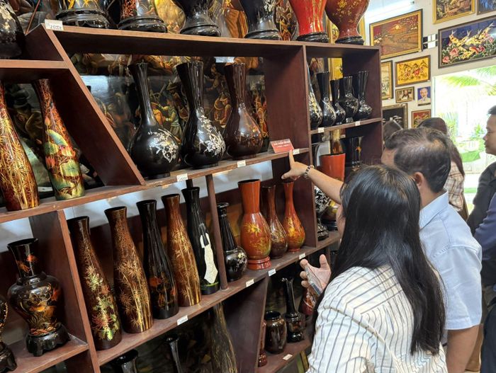 Các sản phẩm từ tranh sơn mài được du khách tìm mua tại TP Hồ Chí Minh.