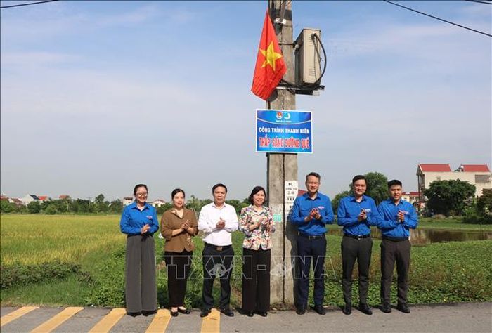 Ban tổ chức trao tặng công trình "Thắp sáng đường quê".