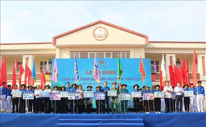 Ban tổ chức ra mắt và tặng quà 7 đội hình thanh niên tình nguyện.