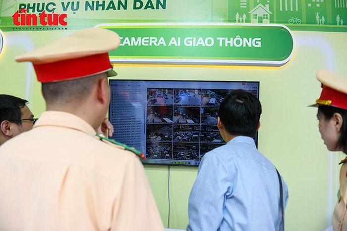 Người dân và lực lượng chức năng tham quan khu trưng bày hệ thống camera AI giao thông, một trong những giải pháp hỗ trợ xây dựng đô thị thông minh, an toàn.