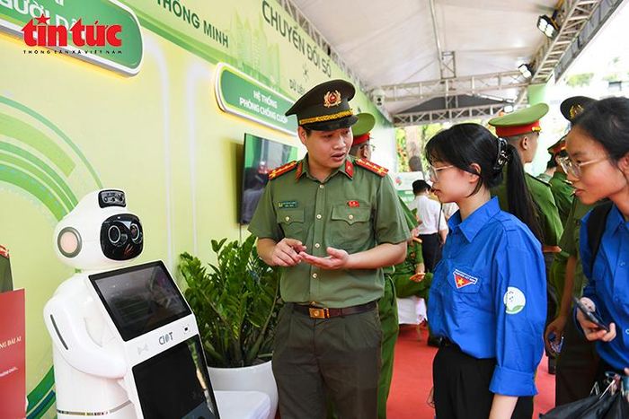 Đoàn viên, thanh niên trải nghiệm thiết bị thực tế ảo tại không gian giới thiệu các ứng dụng công nghệ phục vụ công tác tuyên truyền, giáo dục pháp luật.
