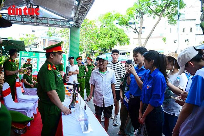 Đoàn viên, thanh niên tìm hiểu các mô hình chuyển đổi số, ứng dụng công nghệ trong công tác bảo đảm an ninh trật tự của Công an Thủ đô.