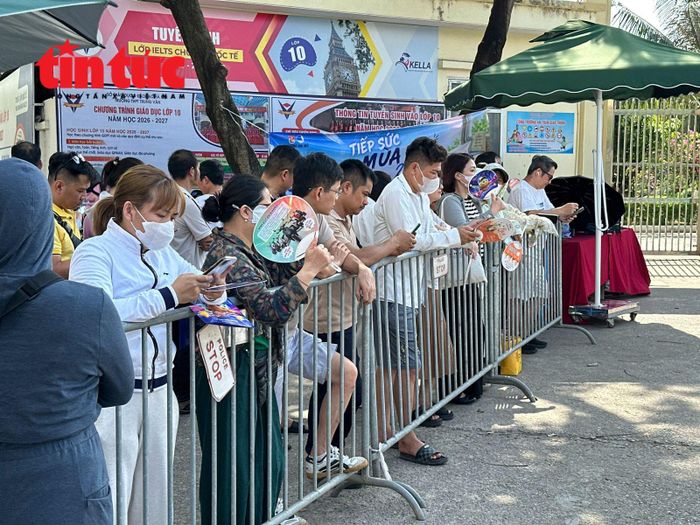 Thời gian thi 1 tiếng nhiều phụ huynh chọn việc đợi con dưới cái nắng hè oi ả của Hà Nội.