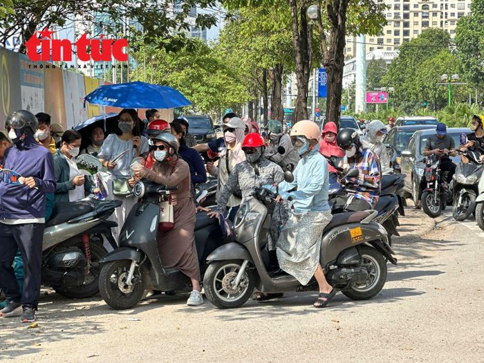Nhiều phụ huynh chia sẻ, sức nóng bên ngoài không thể bằng bên trong phòng thi.
